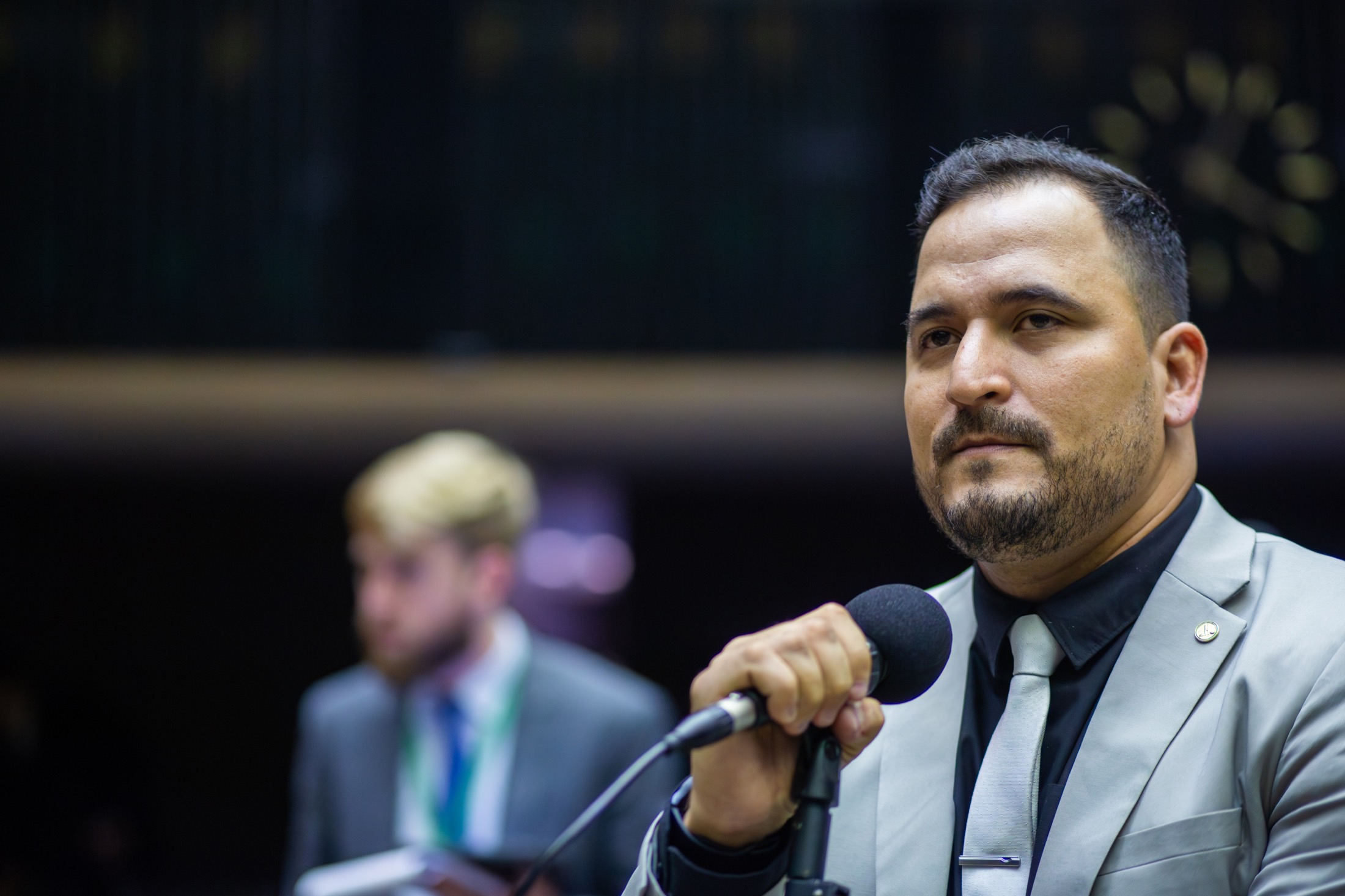 Rafael Fera discursando com microfone na Câmara dos Deputados
